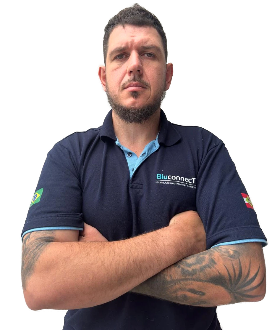 Fernando Felipe, técnico da BluconnecT, de braços cruzados e com o uniforme da empresa.
