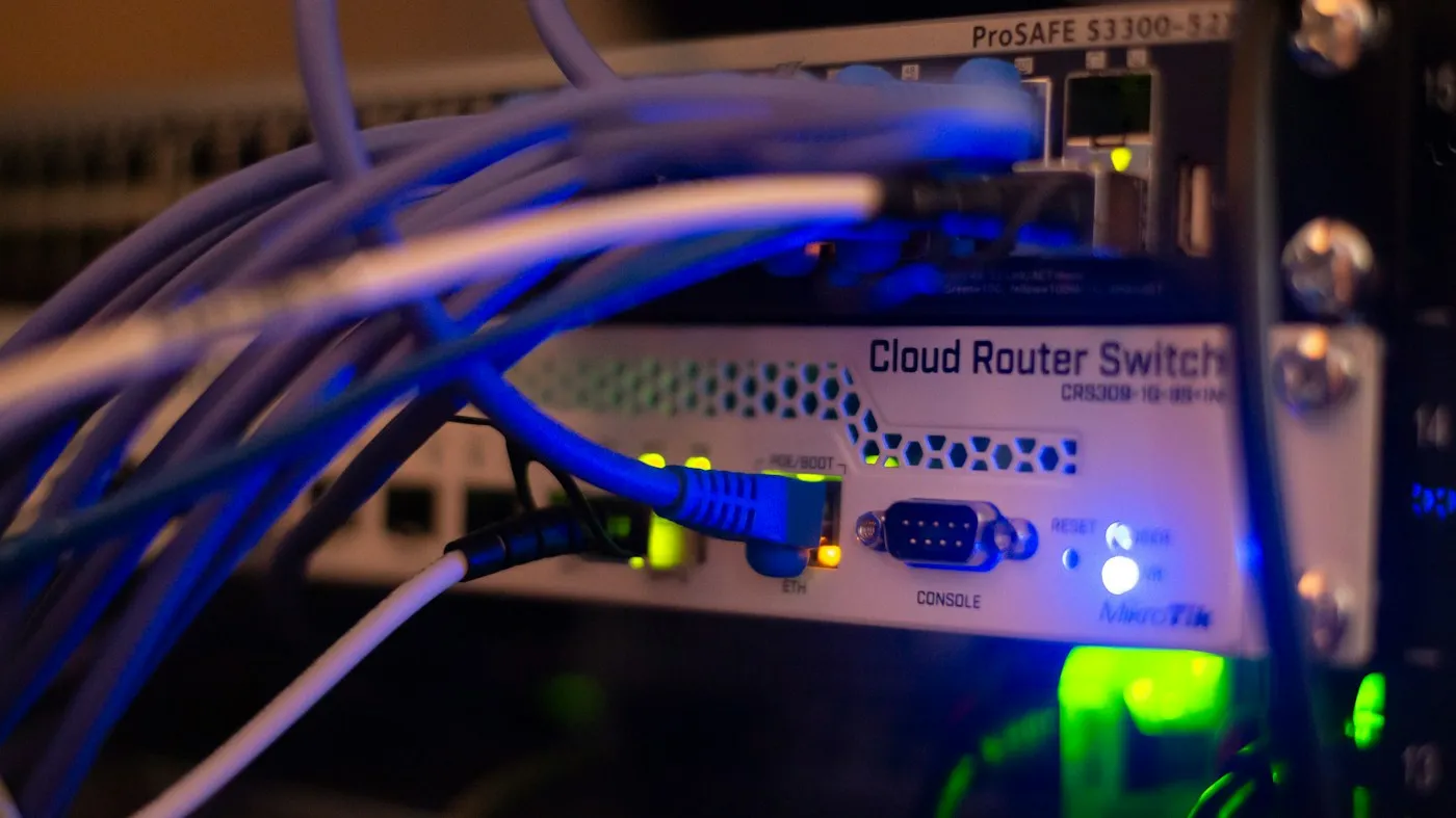 Cabos Ethernet conectados a equipamentos de rede. Imagem ilustrativa.