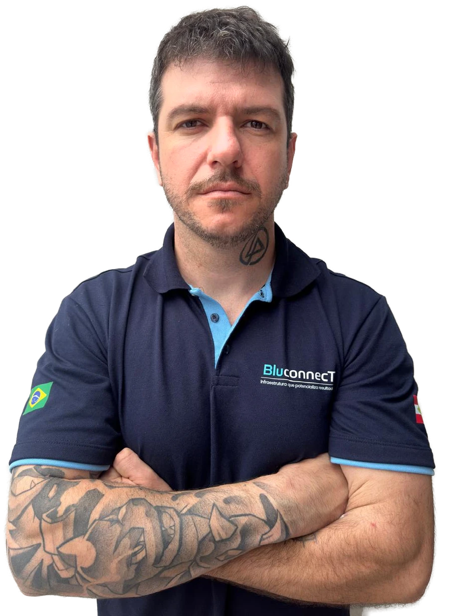 Thiago Felipe, técnico da BluconnecT, de braços cruzados e com o uniforme da empresa.